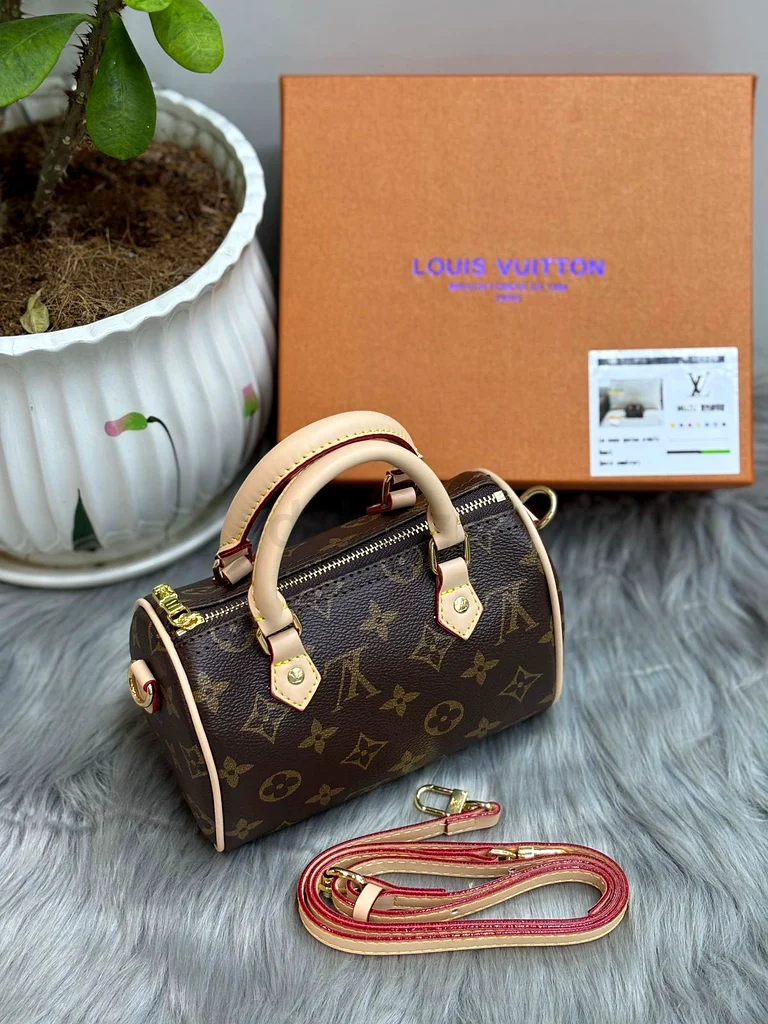 Authentic Louis Vuitton Handbag - Stylish  Chic With Box63239084858371110