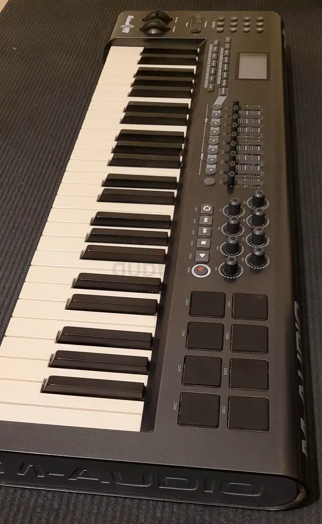 افتح إبداعك الموسيقي مع لوحة مفاتيح M-Audio MIDI!