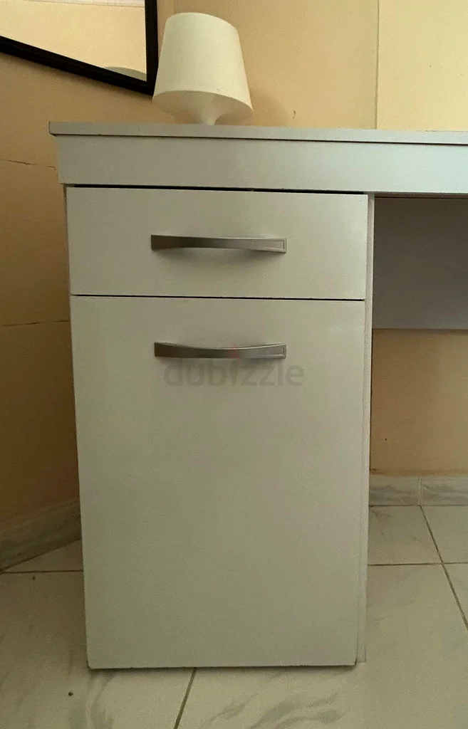 مكتب دراسة خشبي أبيض – 2 درجين – حالة جيدة63219342975618112