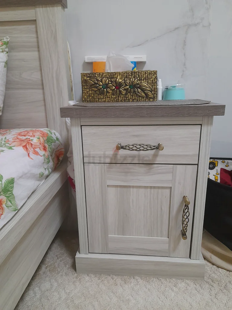 طاولات منضدة هومبوكس بجانب السرير، متاحة 2 إشعارات63217819790723112