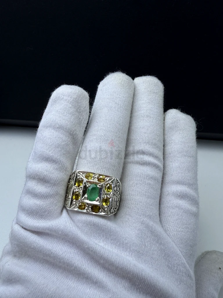 خاتم بحجر زمرد زامبي فاخر - A luxurious ring featuring a Zambian emerald63230183456259111