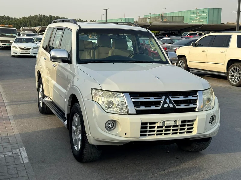 Mitsubshi pajero 2014 fullopshin white color GCC calen car63152749937026112