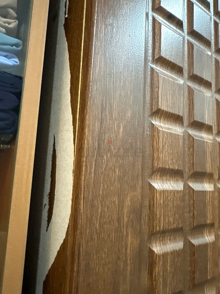 خزانة خشبية أنيقة وواسعة مع مرآة63217323690755112