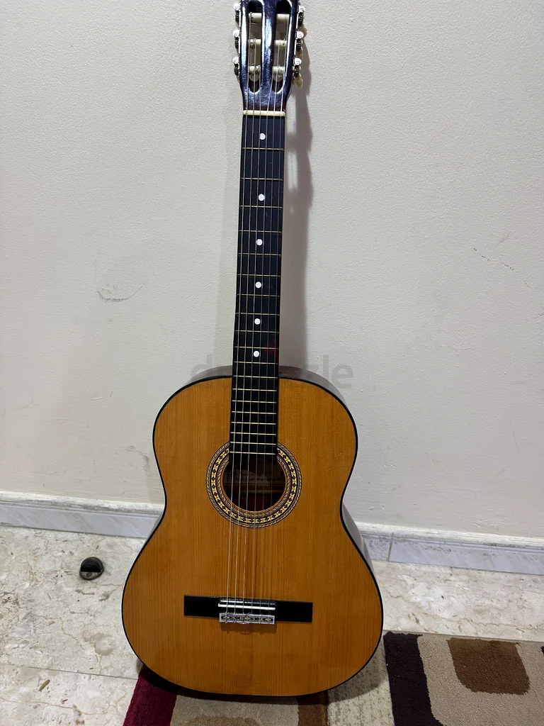 Wooden guitar in excellent condition63229302063745111