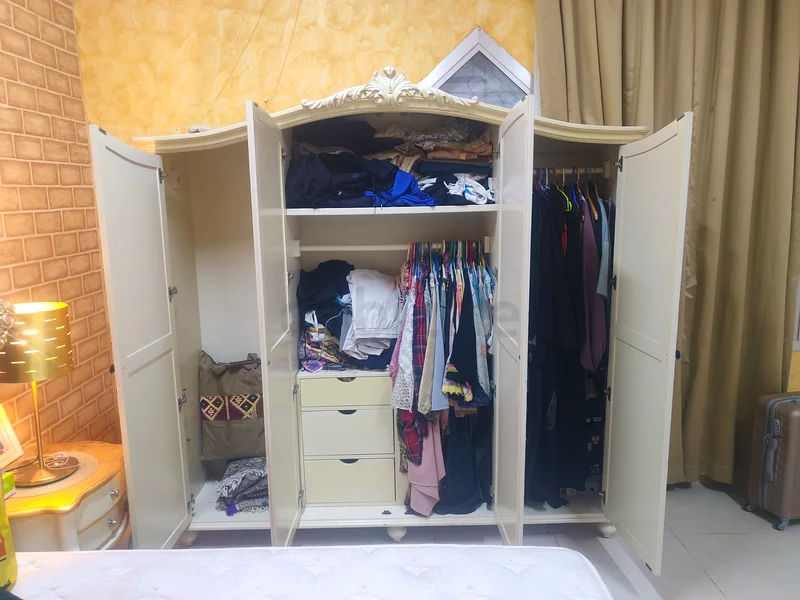 Elegant Vintage Wardrobe - Perfect for Any Bedroom!63218813017987111