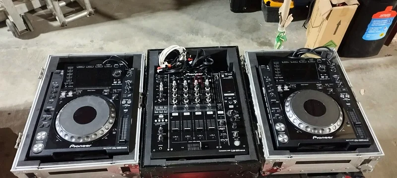 مجموعة معدات دي جي احترافية للبيع! CDJ2000 NXS اثنان ؛ DJM900 NXS واحد.63174324567553112