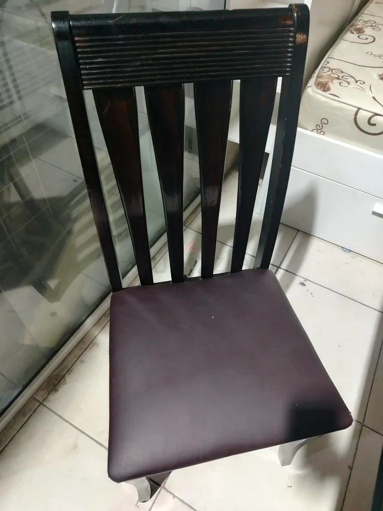 طاولة طعام مع 6 كراسي بحالة جيدة63217823956611111