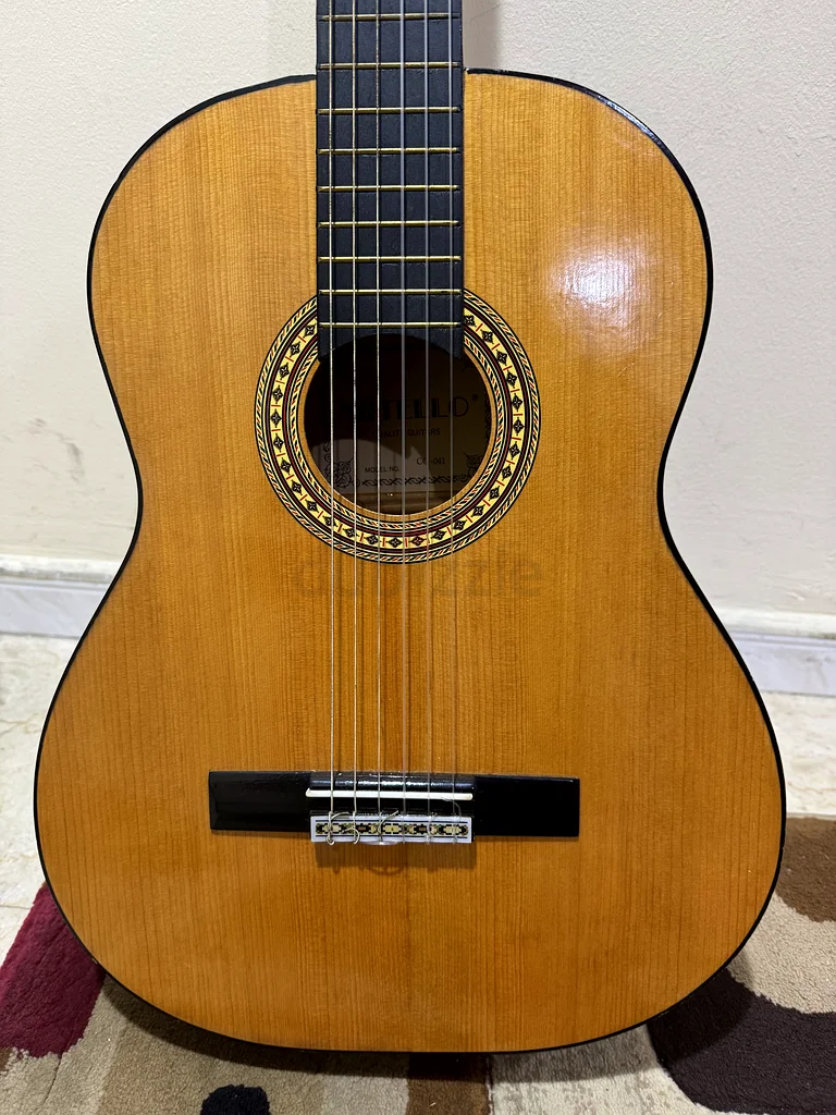 Wooden guitar in excellent condition63229302063745112