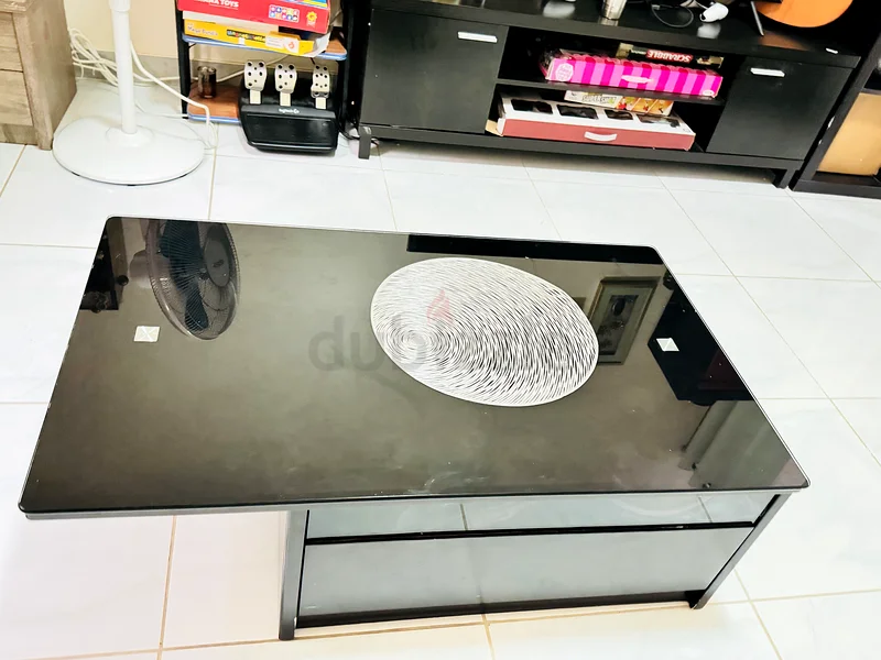 طاولة قهوة سوداء أنيقة بتصميم فريد مع درج ومقعد جانبي63188651959811111