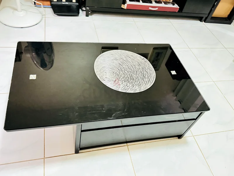 طاولة قهوة سوداء أنيقة بتصميم فريد مع درج ومقعد جانبي63188651959811112