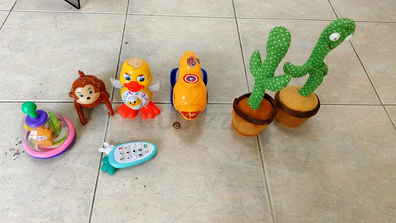 Assorted plastic toys63196626635266113