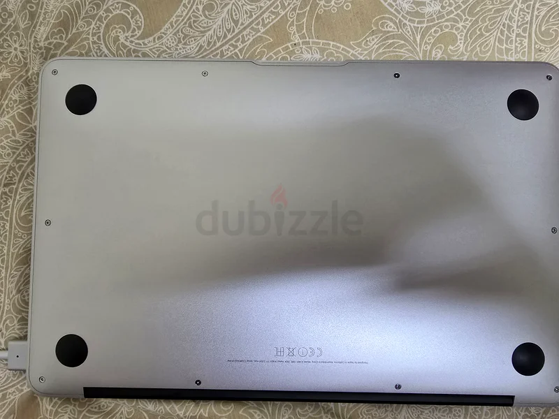 Selling Macbook air 11 inc 2015 in good condition63254997803650111