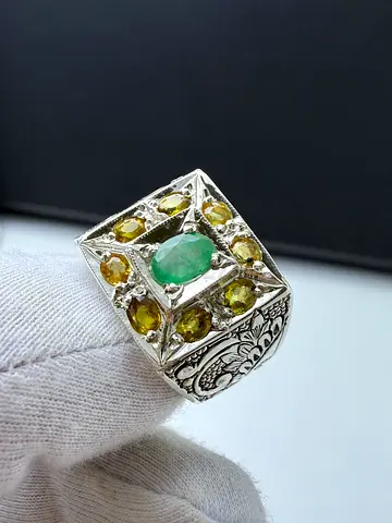 خاتم بحجر زمرد زامبي فاخر - A luxurious ring featuring a Zambian emerald