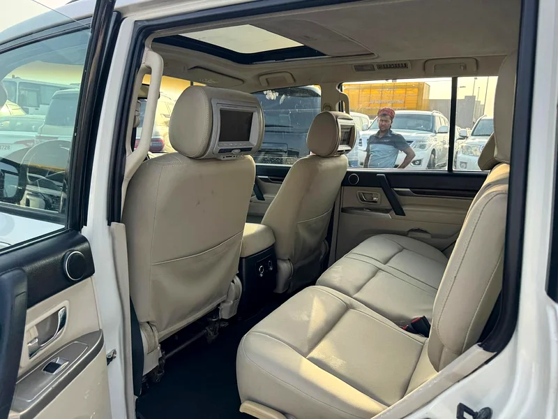 Mitsubshi pajero 2014 fullopshin white color GCC calen car63152749937026113