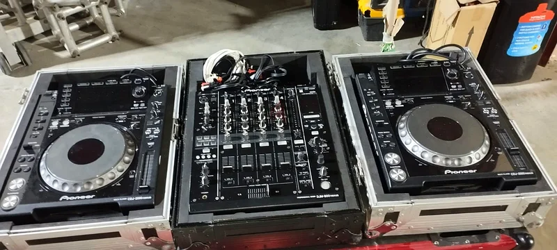 مجموعة معدات دي جي احترافية للبيع! CDJ2000 NXS اثنان ؛ DJM900 NXS واحد.63174324567553111