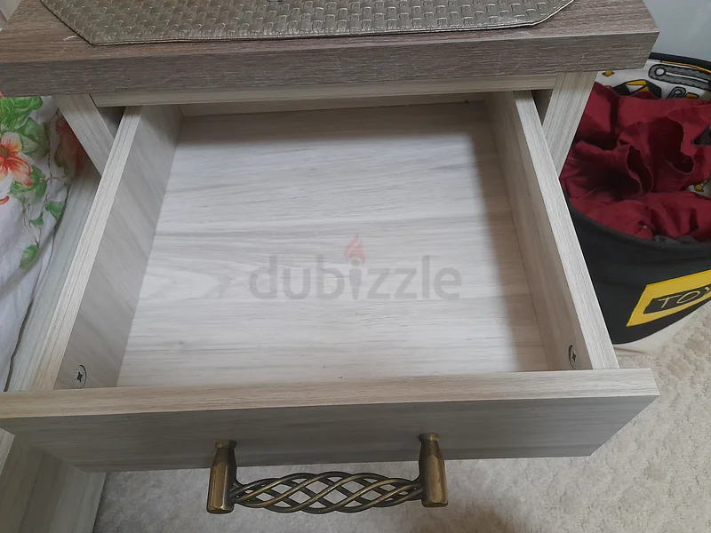 طاولات منضدة هومبوكس بجانب السرير، متاحة 2 إشعارات63217819790723111