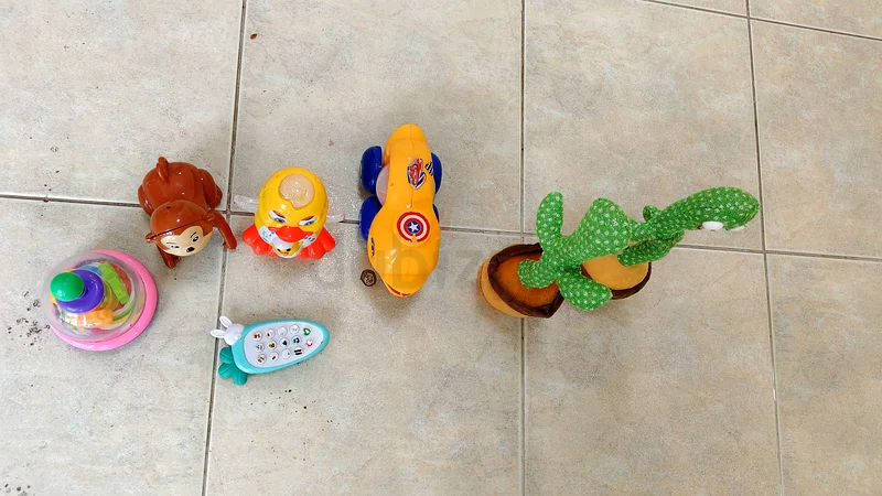 Assorted plastic toys63196626635266112