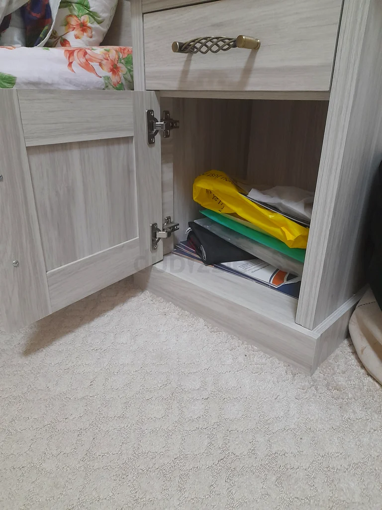 طاولات منضدة هومبوكس بجانب السرير، متاحة 2 إشعارات632178197907231119