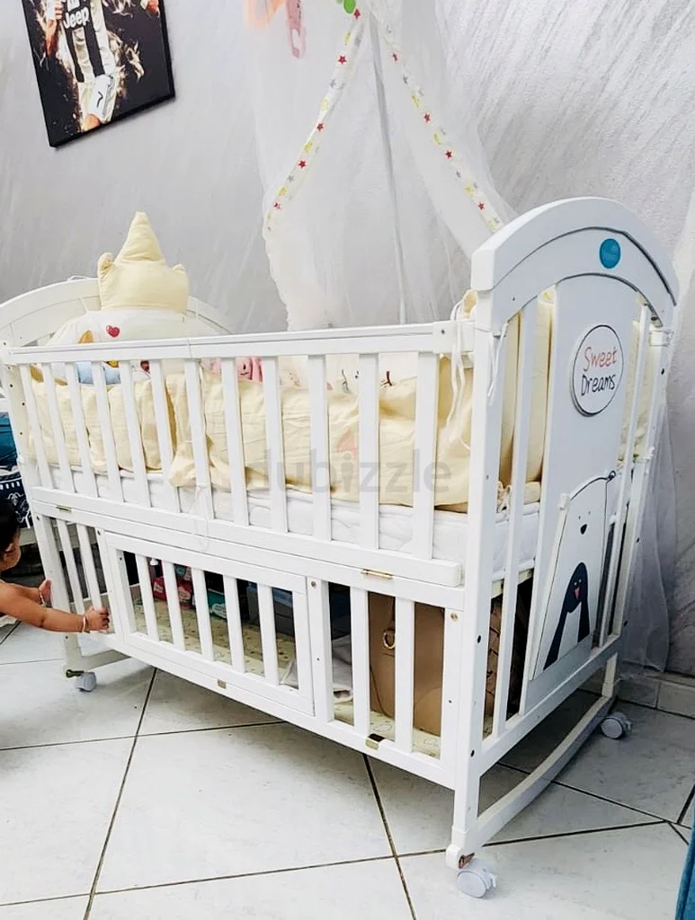 سرير أبيض ساحر مع طاولة تغيير مرفقة ومساحة تخزين للبيع!63208855686147112