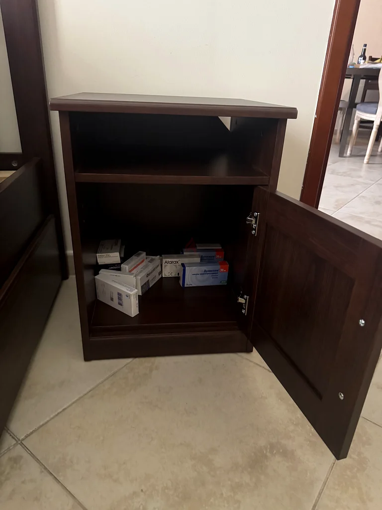 2 Bedside tables63179386129154111