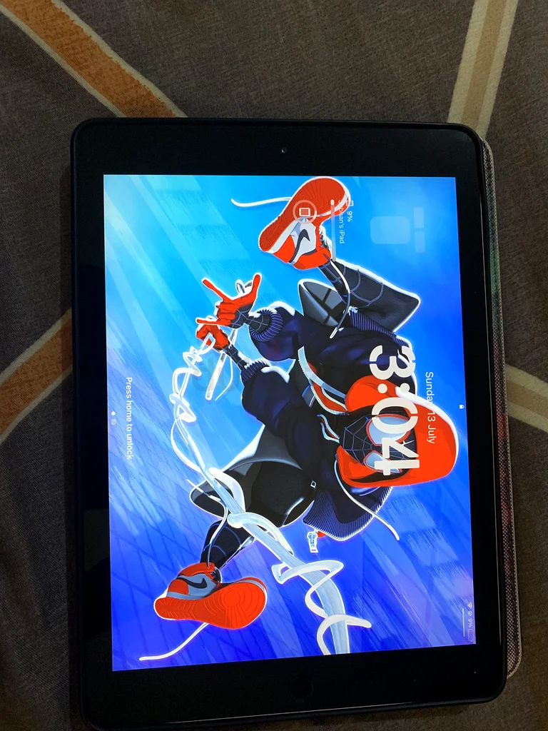 Apple iPad 6th Generation - Great Condition!63216357374339112