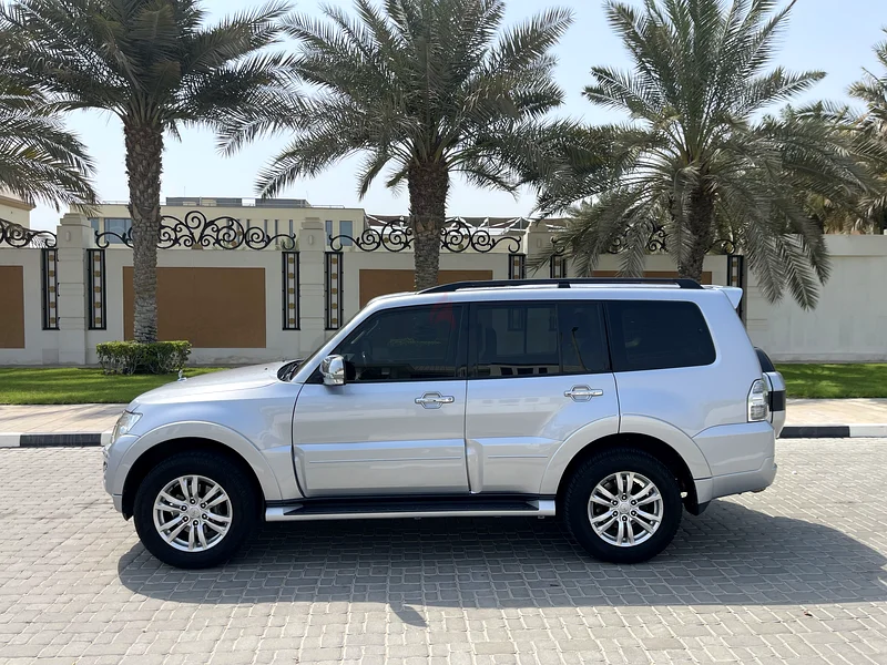 Mitsubishi pajero 2017 3.8 GLS Top spec 5 door 7 seats gcc no accidents expat owned with records63152750206721112