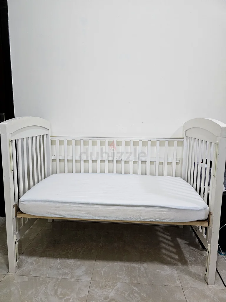 Charming White Crib for Your Little One63206393836290112