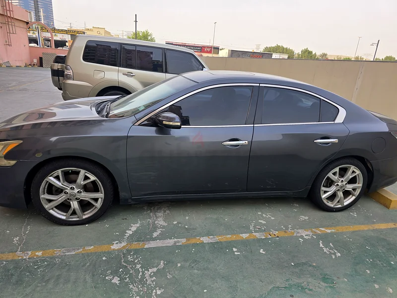 Nissan Maxima in good condition.63148165283073111