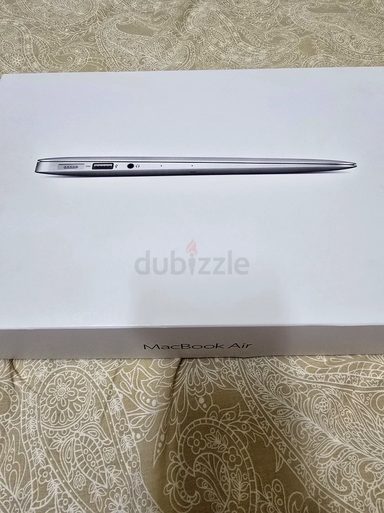 Selling Macbook air 11 inc 2015 in good condition63254997803650114