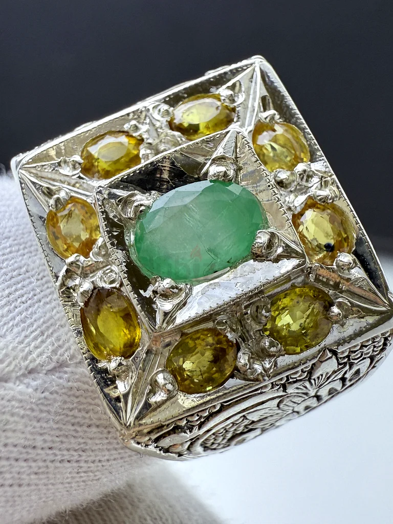 خاتم بحجر زمرد زامبي فاخر - A luxurious ring featuring a Zambian emerald63230183456259114