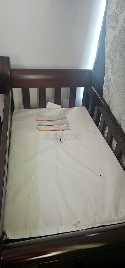 سرير أطفال دافئ مع ماتراز للبيع!63176191548674112