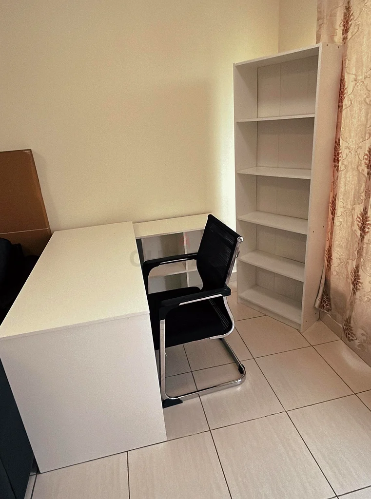 طاولة مكتب على شكل حرف L مع رف كبير – كرسي – 950 درهمًا إماراتيًا632257453891861117