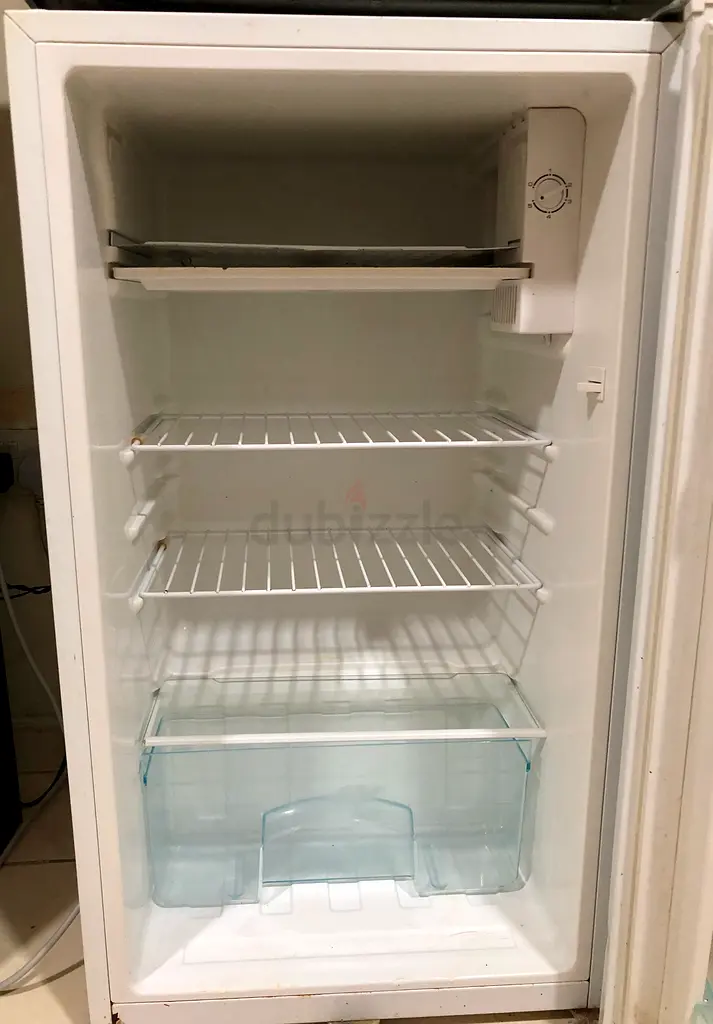 Compact White Refrigerator - Ideal for Small Spaces63250814293378112
