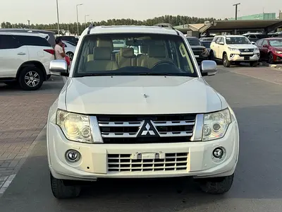 Mitsubshi pajero 2014 fullopshin white color GCC calen car