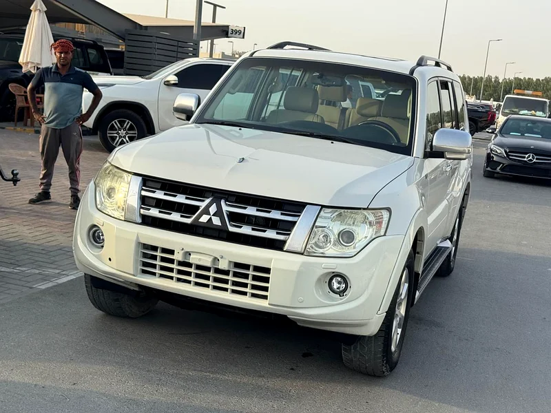 Mitsubshi pajero 2014 fullopshin white color GCC calen car63152749937026111