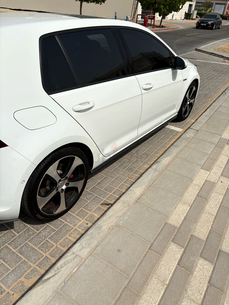 جولف بيضاء من طراز GTI، مواصفات خليجية حسب المالك63151399980802113