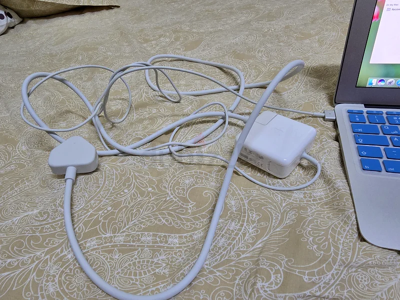 Selling Macbook air 11 inc 2015 in good condition63254997803650113