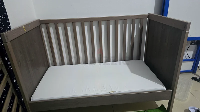 سرير أطفال أنيق للبيع - مثالي لطفلك!63176191535107111