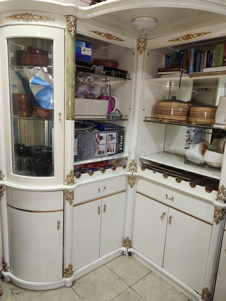 وحدة تلفاز بيضاء أنيقة مع خزانة فاصلة أثاث63179862689409114