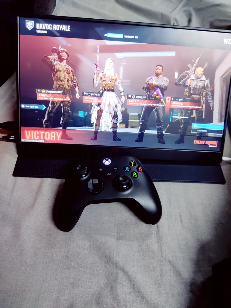 Xbox One console with Monitor and controller63173868773379111