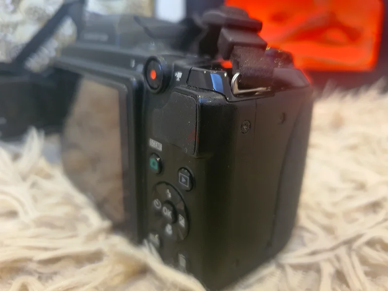 كاميرا نيسان COOLPIX L120 الرقمية بدقة 14.1 ميجابكسل مع عدسة زووم ضوئية واسعة الزاوية NIKKOR بقدرة 21x، وشاشة LCD بحجم 3 بوصات63235113520385114