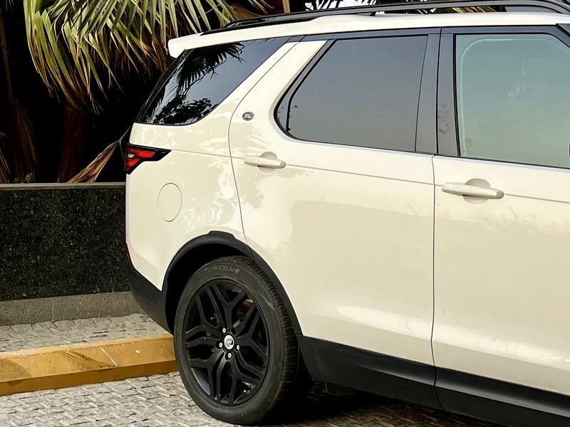 Land Rover Discovery | One year warranty | Own this car for just 1,437/Month63159712206082113
