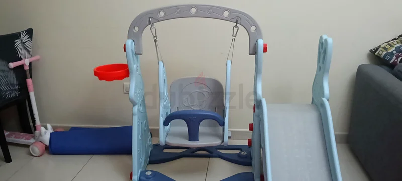 مجموعة لعب مثيرة مكونة من 3 في 1 تحتوي على أرجوحة وزلجة وسلة كرة سلة!63205363132418111