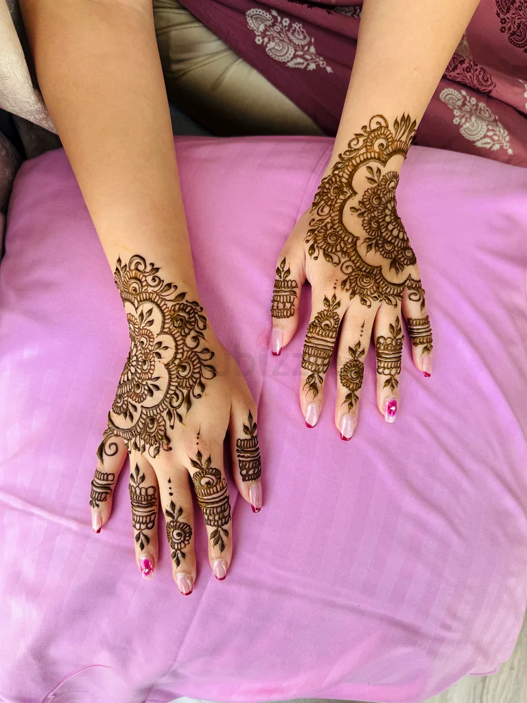 خدمة الحناء المنزلية متاحة في دبي63219832204546111