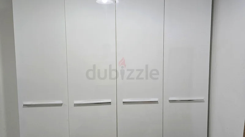 خزانات بيضاء عصرية أنيقة - مثالية للمنازل ذات الطراز البسيط!632188132746261125