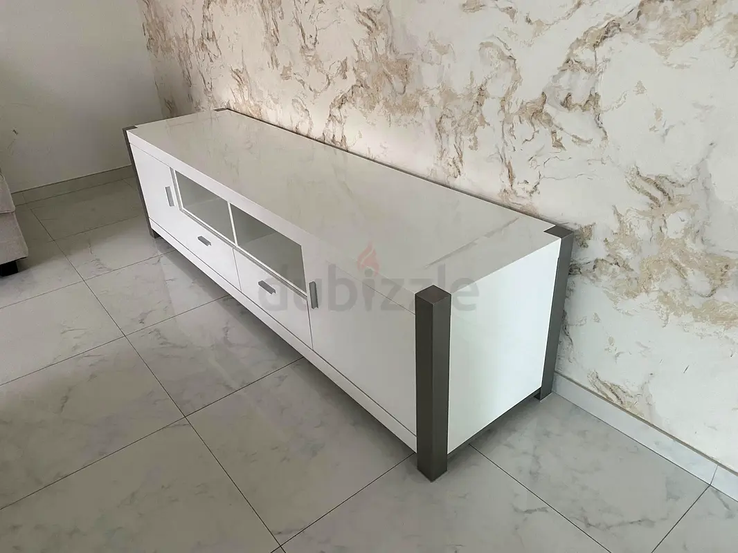 بيع طاولة تلفزيون مركز منزلي بحالة جديدة تمامًا