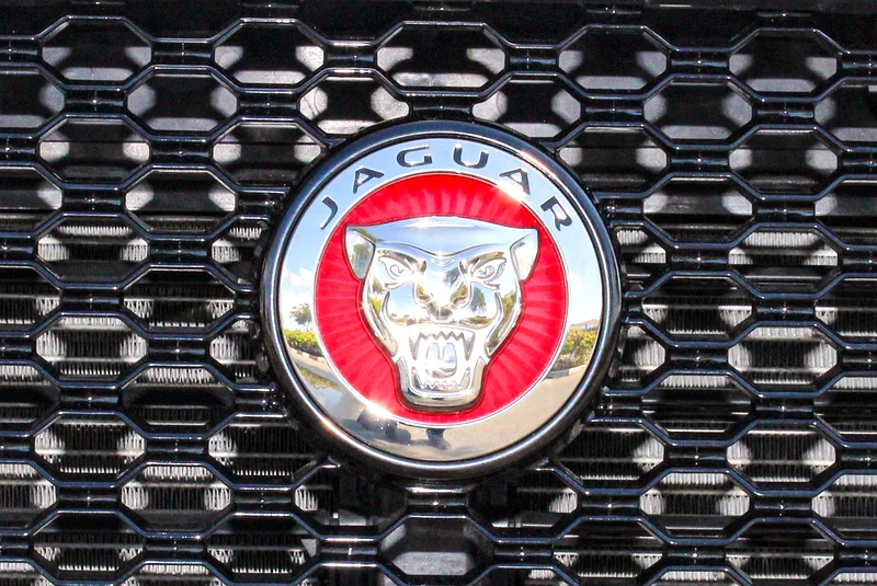 Jaguar F-Pace SVR V8 / 2019 / Law Mileage (55,000 Km) / Canadian Specs63221824787330112