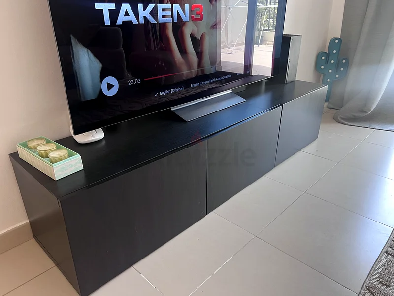 وحدة تلفزيون عصرية أنيقة - مثالية لمجالس الترفيه الخاصة بك!63185748425731111