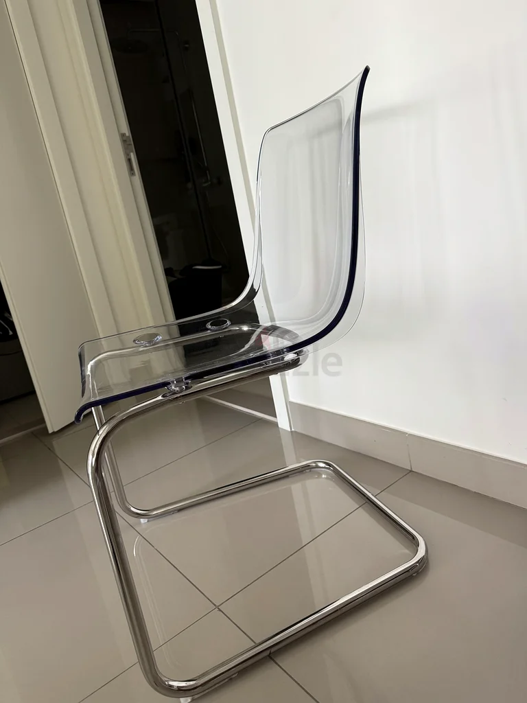 مجموعة طاولة طعام أنيقة مع كراسي شفافة63191109701890113