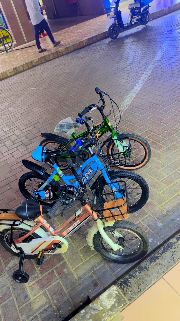 يقوم الأطفال بالدراجة 1 قطعة 25063170406356354112